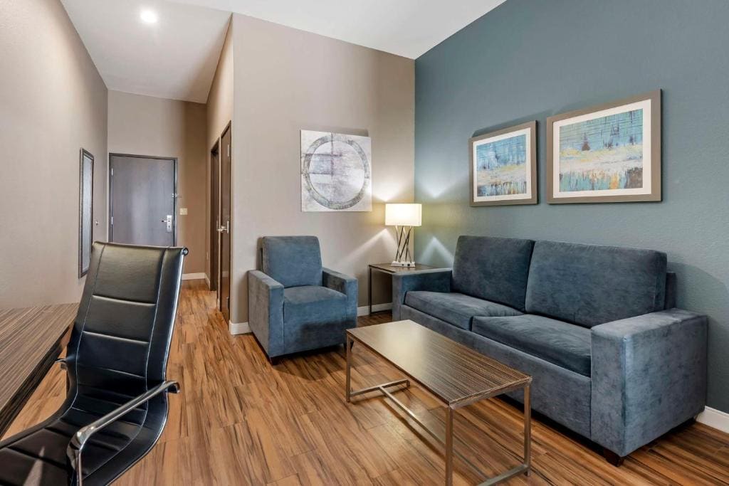 Queen Suite with Two Queen Beds, Sofa Bed and Sitting Area - Non-Smoking room - Image 2