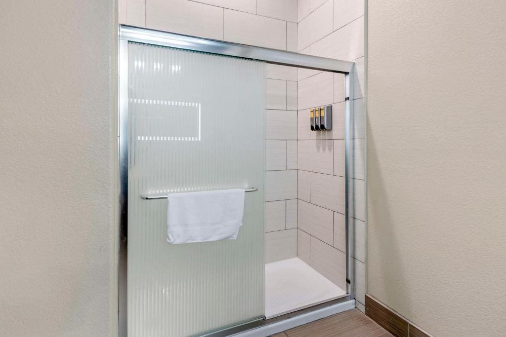 King Suite with Sofa Bed, Sitting Area and Shower - Non-Smoking room - Image 2