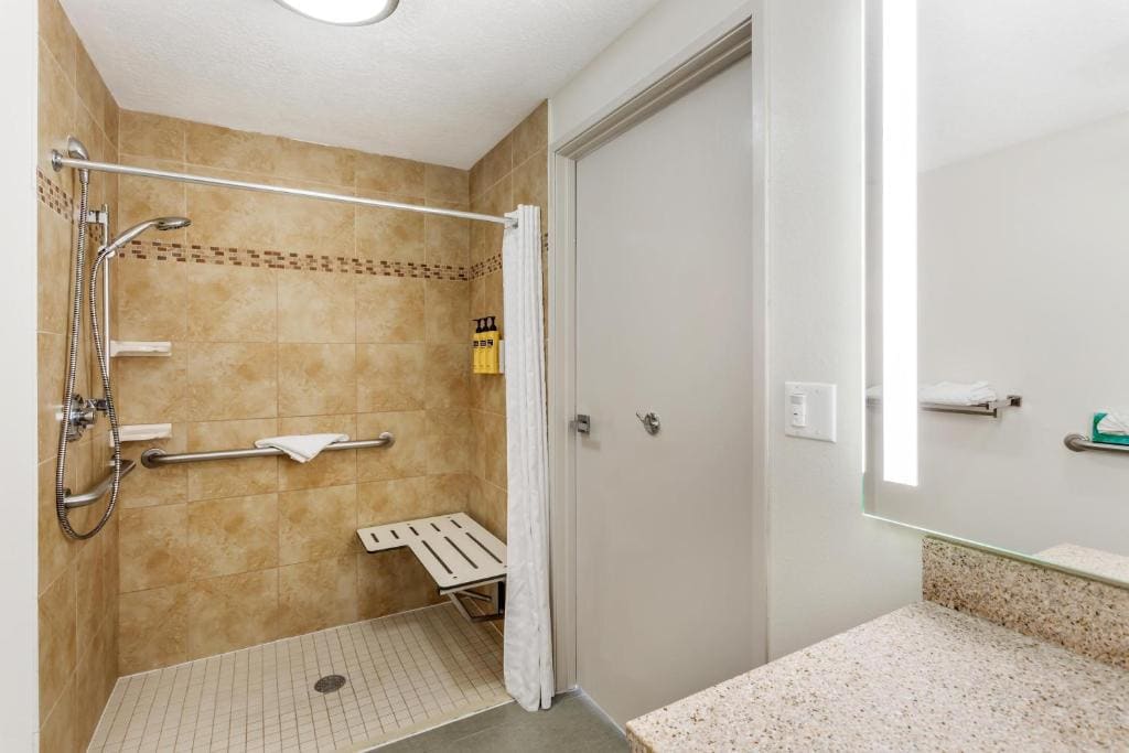 King Suite with Roll-In Shower and Spa Bath - Disability Access/Non-Smoking room - Image 3