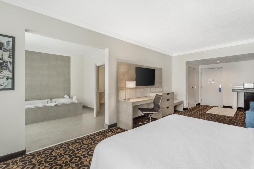 King Suite with Roll-In Shower and Spa Bath - Disability Access/Non-Smoking room - Image 1
