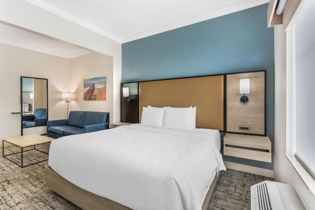 King Suite - Non-Smoking room - Image 2