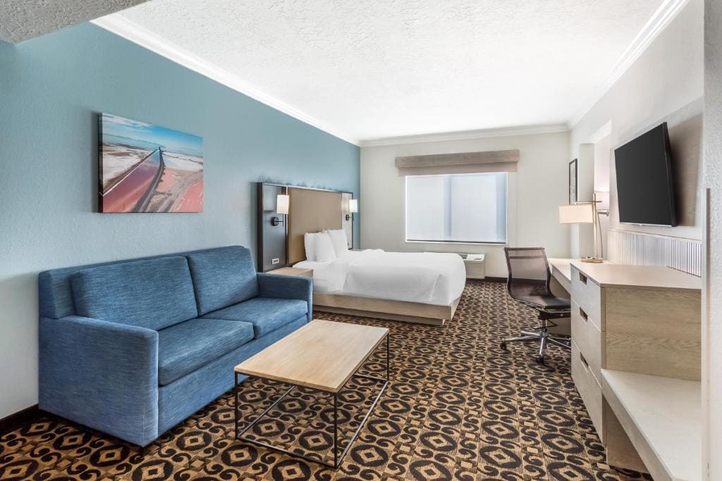King Suite with Roll-In Shower and Spa Bath - Disability Access/Non-Smoking room - Image 2