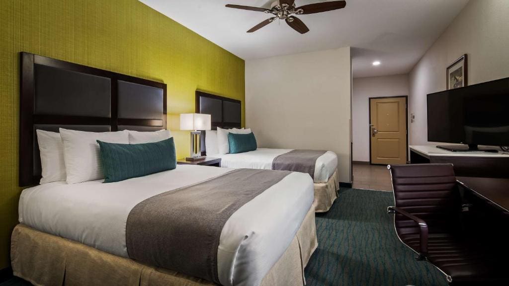 Queen Room with Two Queen Beds and Roll-In Shower - Mobility Access/Non-Smoking room - Image 1