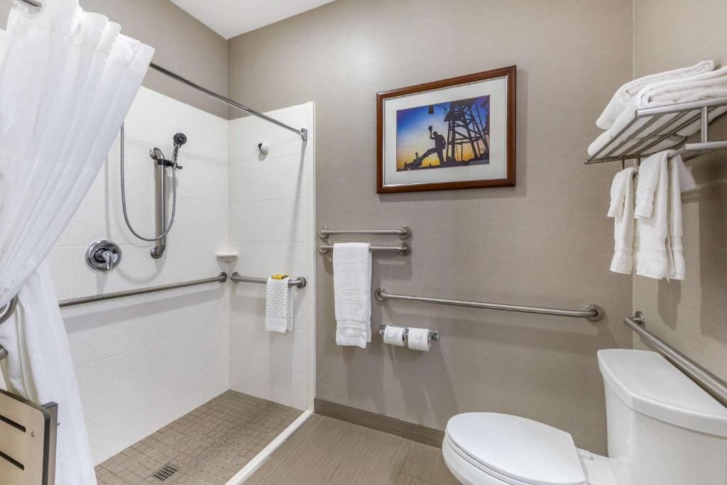 Queen Room with Two Queen Beds and Roll-In Shower - Mobility Access/Non-Smoking room - Image 3