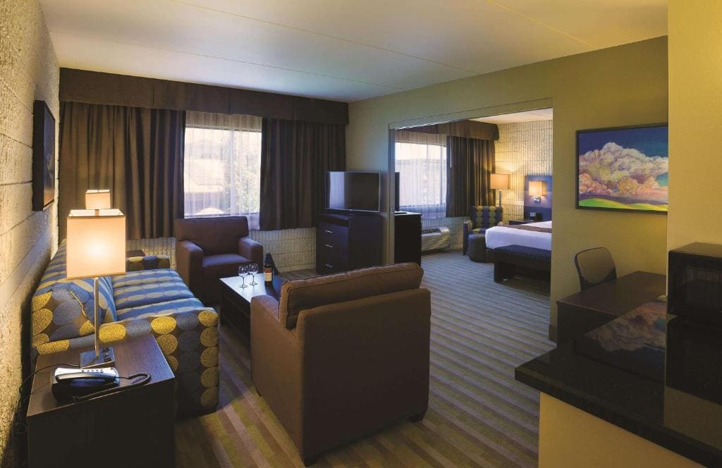 King Suite - Non-Smoking room - Image 2