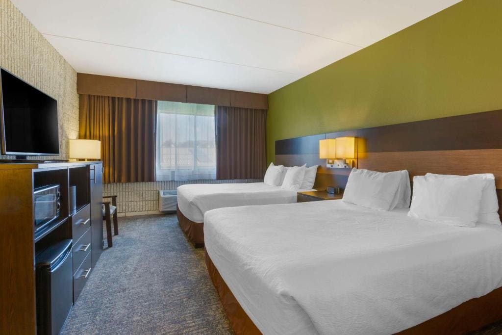 Queen Room with Two Queen Beds room - Image 2