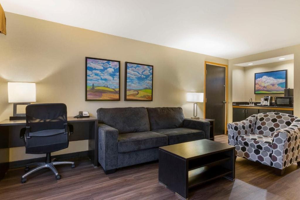 Deluxe King Room Poolside Suite - Non-Smoking room - Image 2