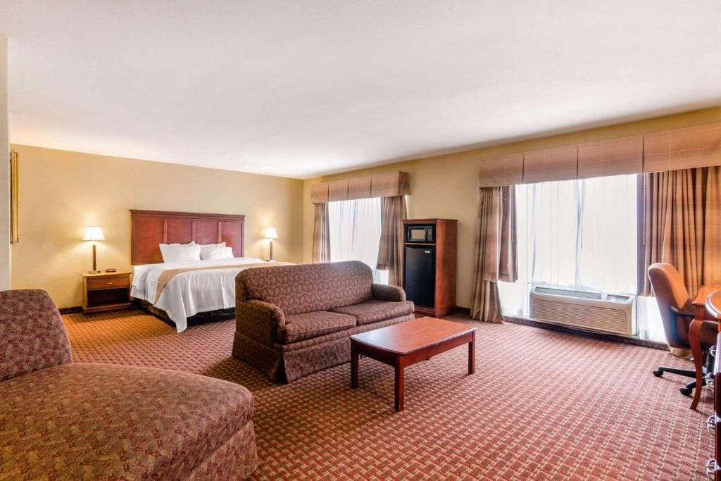 King Suite with Whirlpool - Non Smoking/Interior Hall room - Image 1