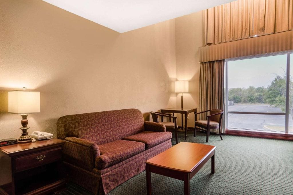 King Suite with Whirlpool - Non Smoking/Interior Hall room - Image 2
