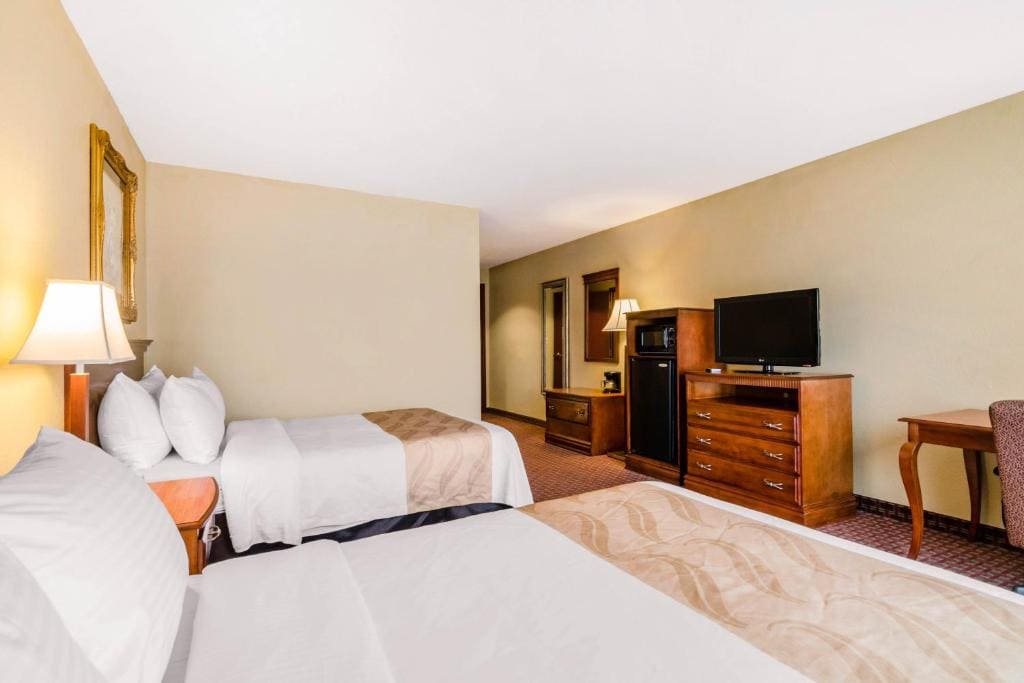Queen Room with Two Queen Beds - Non-Smoking room - Image 1