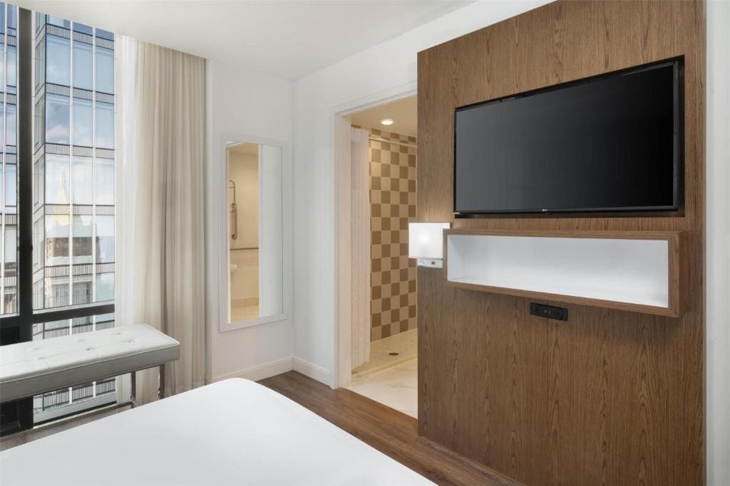 Queen Room with Roll-In Shower - Disability Access room - Image 2