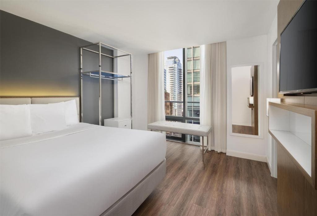 Queen Room with Roll-In Shower - Disability Access room - Image 1