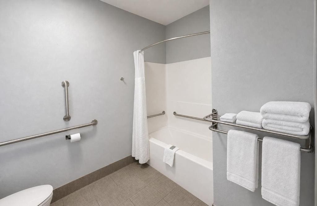 Queen Room with Two Queen Beds and Mobility Accessible Bathtub room - Image 1