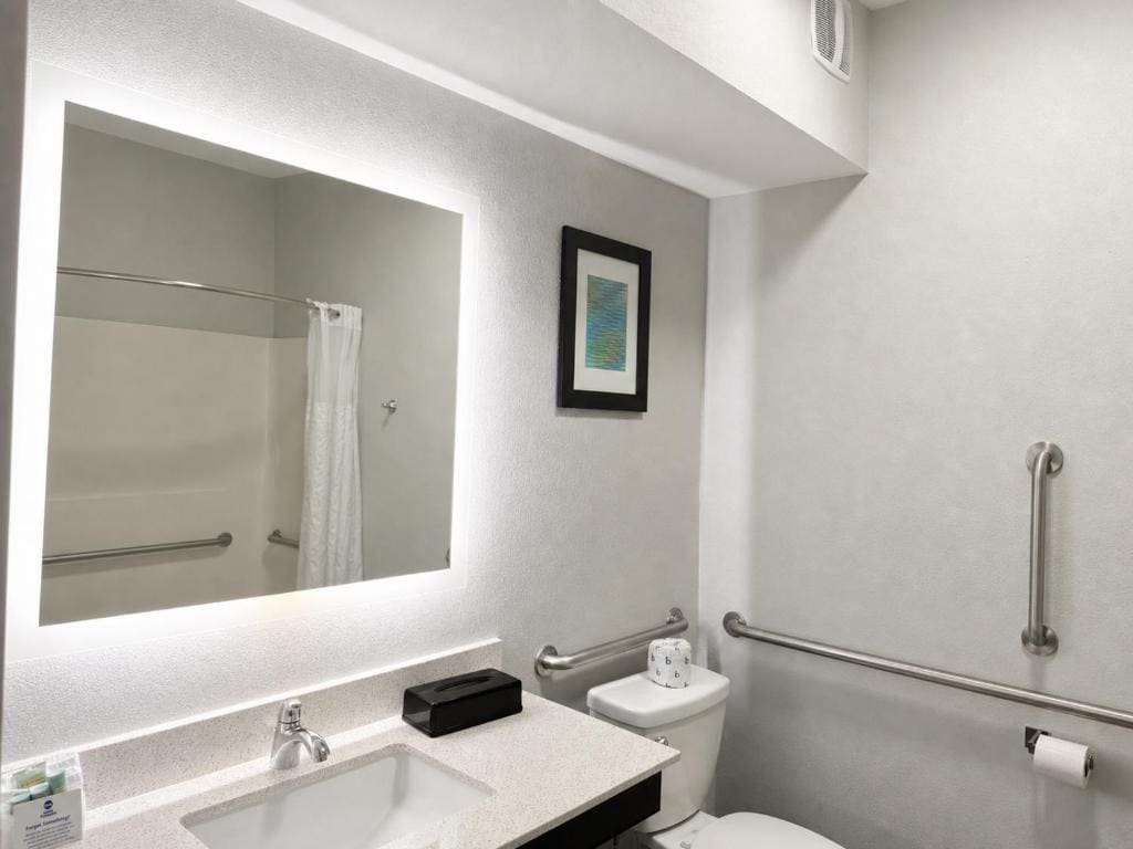 Queen Room with Two Queen Beds and Mobility Accessible Bathtub room - Image 2