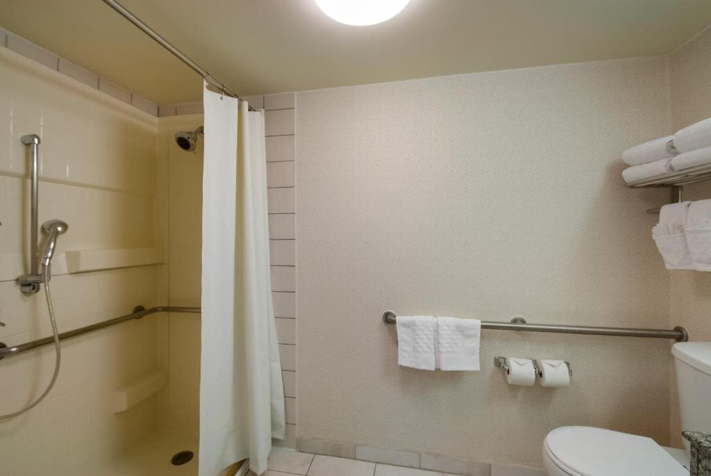Queen Room with Roll-In Shower - Disability Access room - Image 2