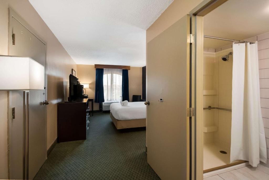 Queen Room with Roll-In Shower - Disability Access room - Image 1