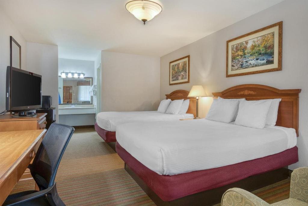 Queen Room with Two Queen Beds - Smoking room - Image 2