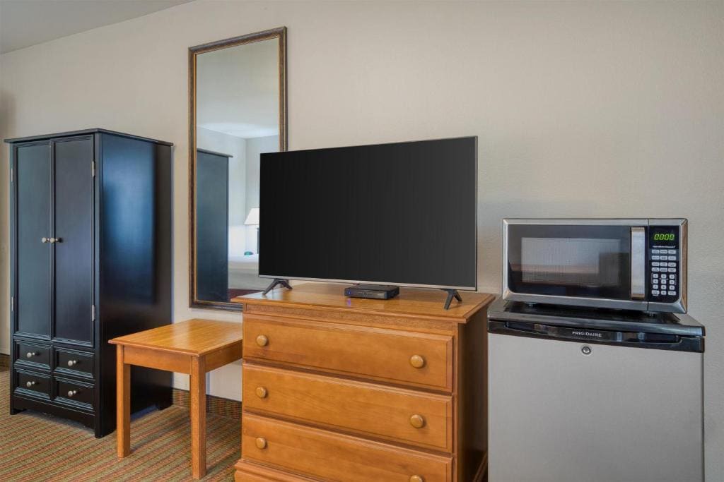King Room with Bath Tub - Disability Access/Non-Smoking room - Image 1