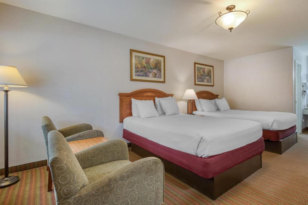 Queen Room with Two Queen Beds - Non-Smoking room - Image 2