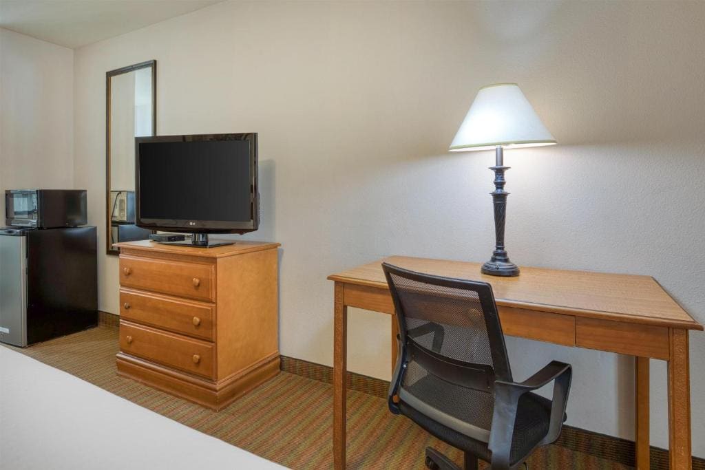 Queen Room with Two Queen Beds - Non-Smoking room - Image 1