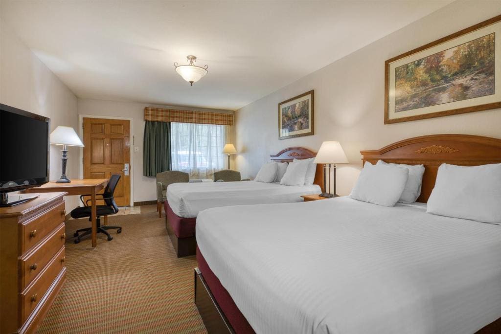 Queen Room with Two Queen Beds - Non-Smoking room - Image 3