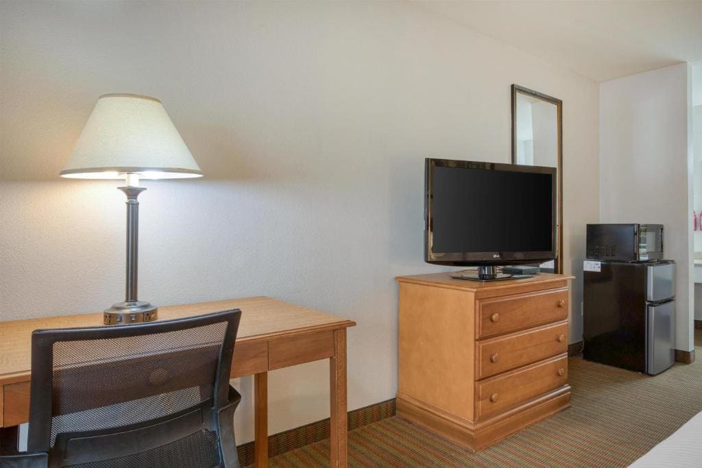 Queen Room with Two Queen Beds - Smoking room - Image 3