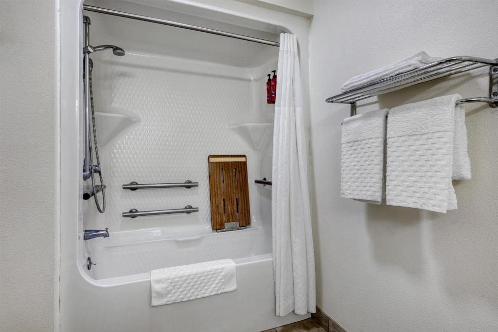 Queen Room with Two Queen Beds with Bath Tub - Mobility Accessible/Non-Smoking room - Image 3