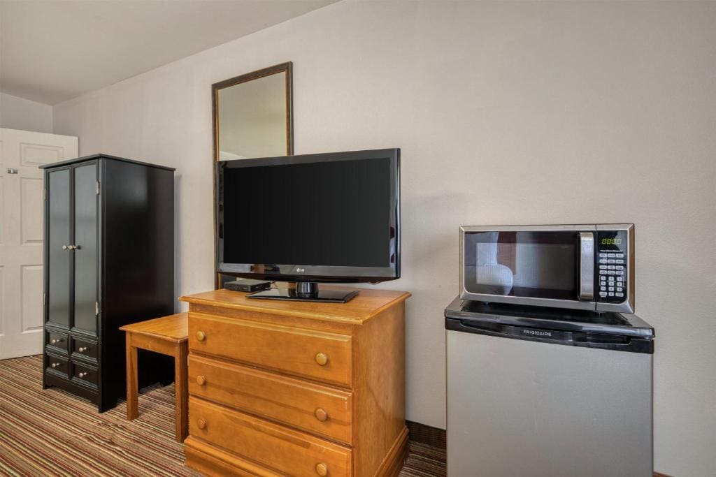 Queen Room with Two Queen Beds with Bath Tub - Mobility Accessible/Non-Smoking room - Image 1