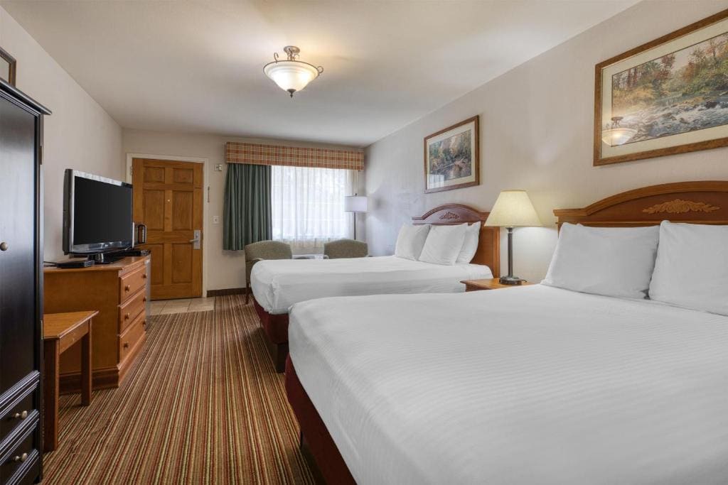 Queen Room with Two Queen Beds with Bath Tub - Mobility Accessible/Non-Smoking room - Image 2