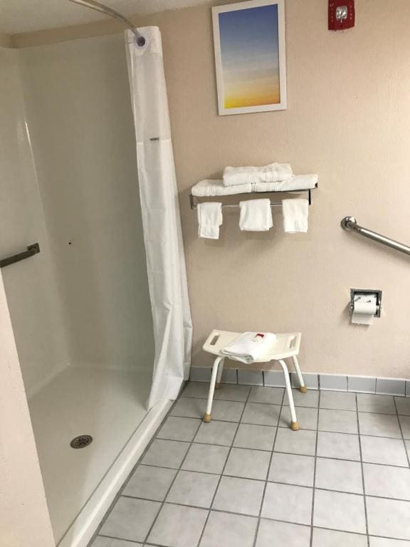 King Room - Disability Access/Non-Smoking room - Image 2