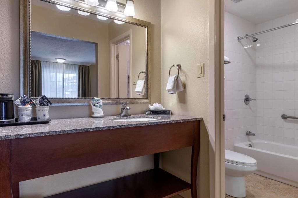 Executive Queen Room with Two Queen Beds - Non-Smoking room - Image 3
