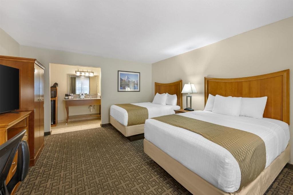 Deluxe Queen Room with Two Queen Beds - Non-Smoking room - Image 2