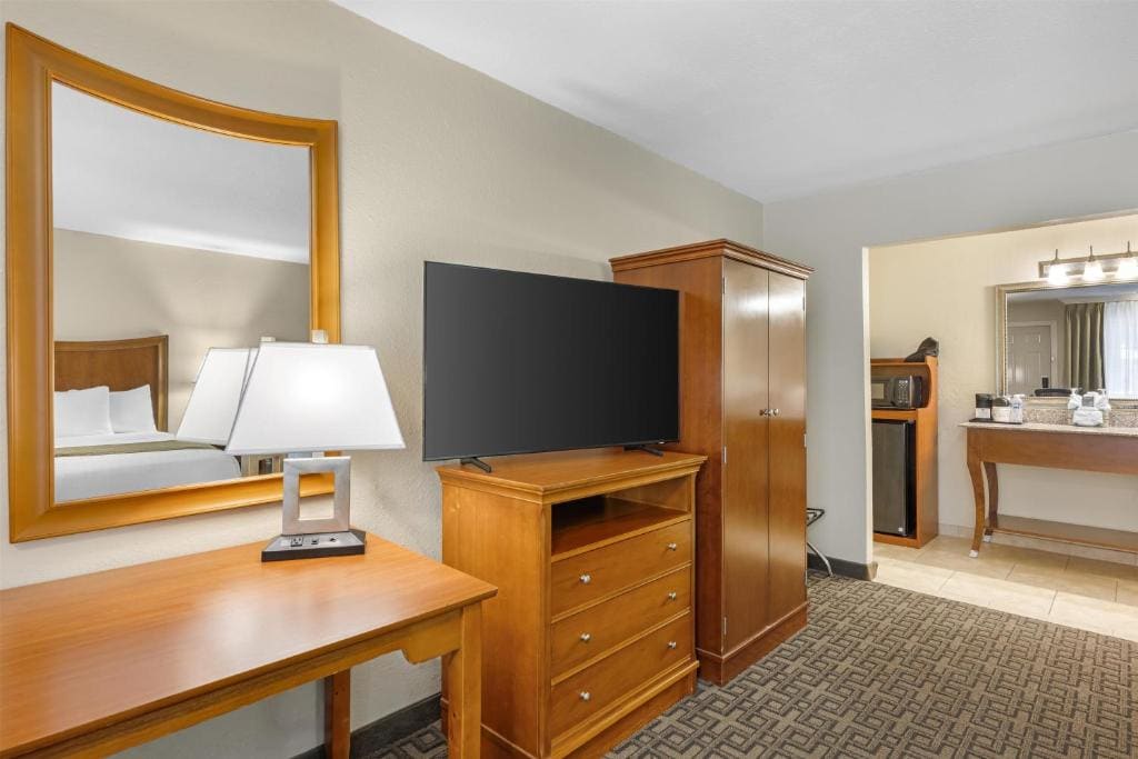 Deluxe Queen Room with Two Queen Beds - Non-Smoking room - Image 3