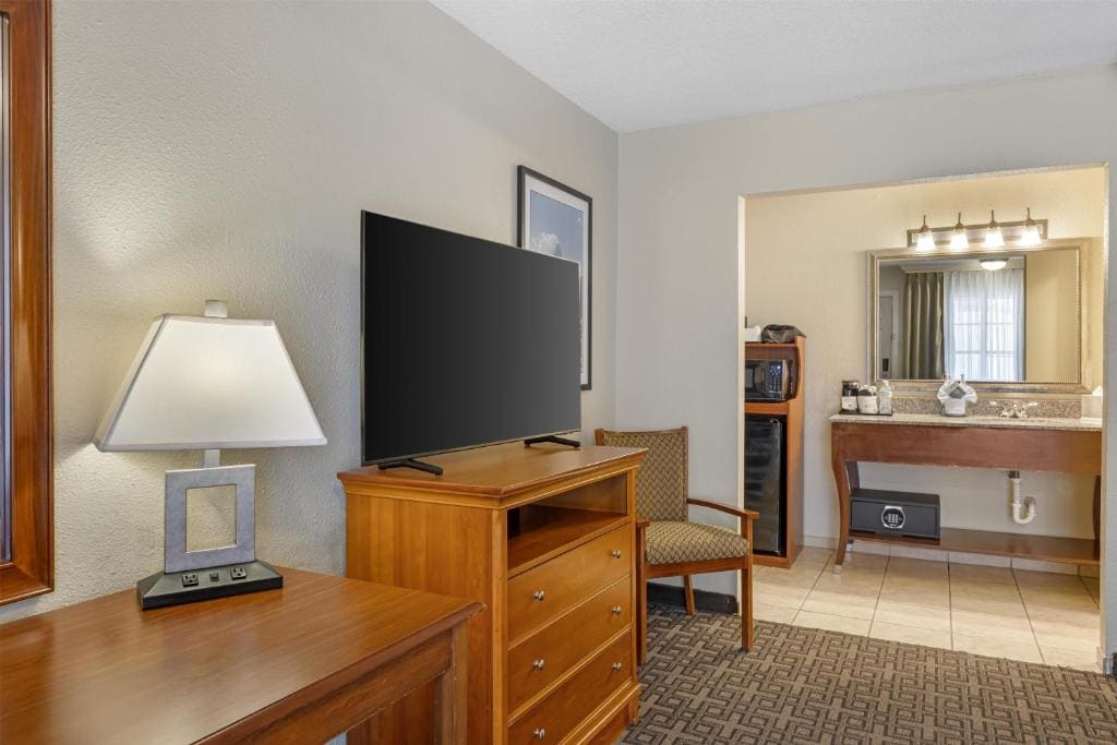 Deluxe Double Room with Two Double Beds - Non-Smoking room - Image 3