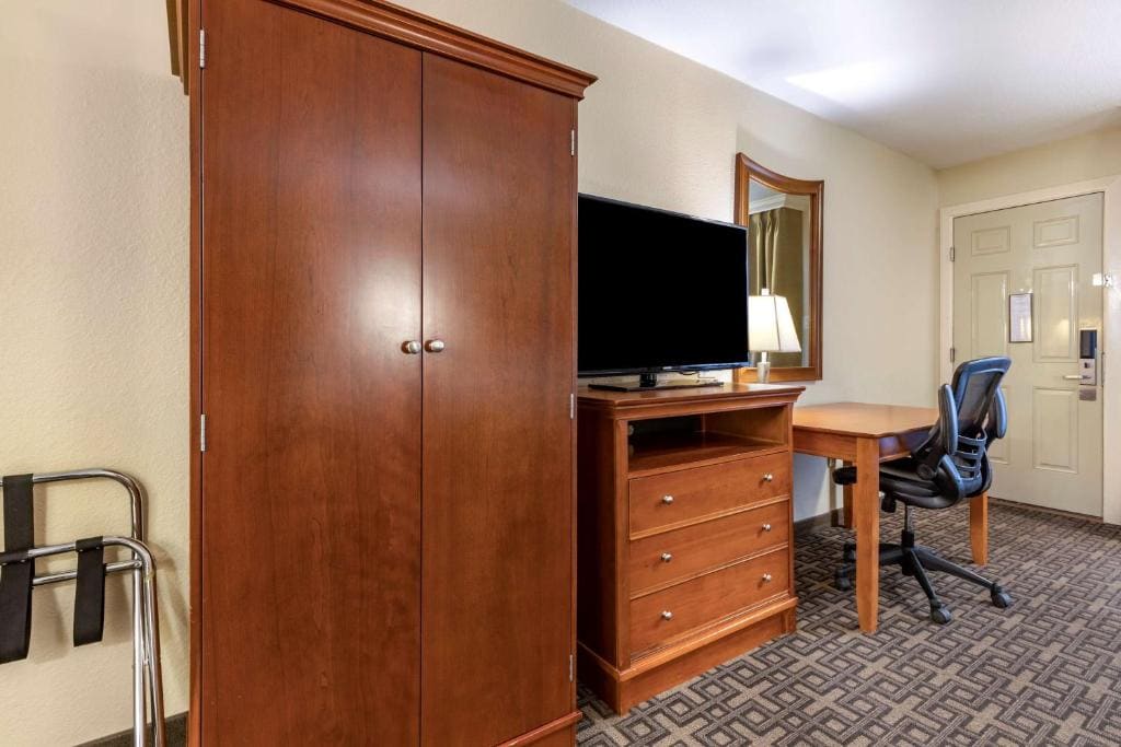 Executive Queen Room with Two Queen Beds - Non-Smoking room - Image 2