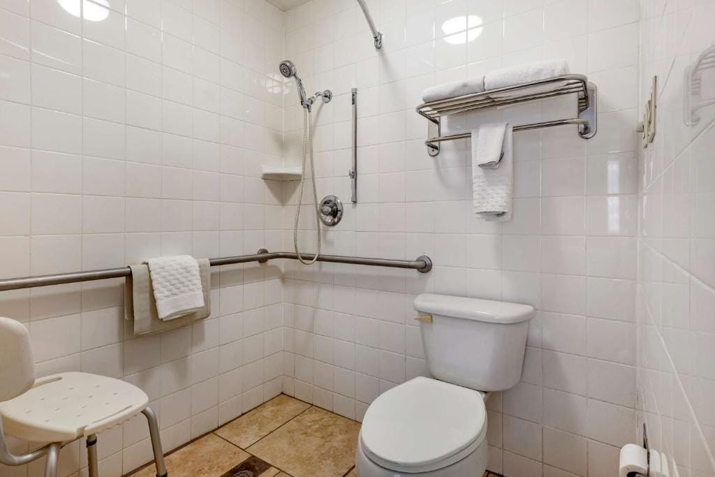 King Room with Roll-in Shower - Disability Access/Non-Smoking room - Image 2