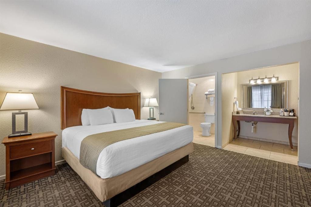 King Room with Roll-in Shower - Disability Access/Non-Smoking room - Image 3