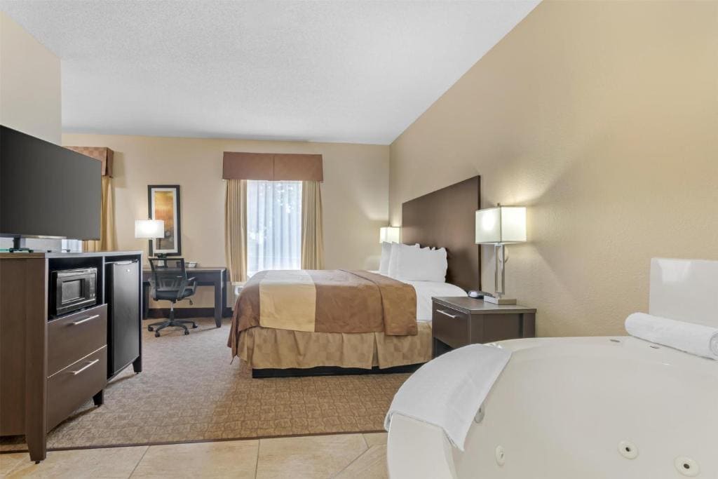 King Suite with Spa Bath - Non-Smoking room - Image 1