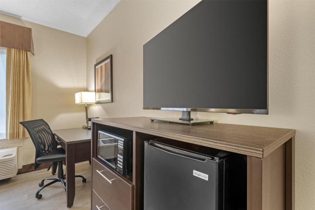 Queen Room with Two Queen Beds - Pet Friendly/Non-Smoking room - Image 1