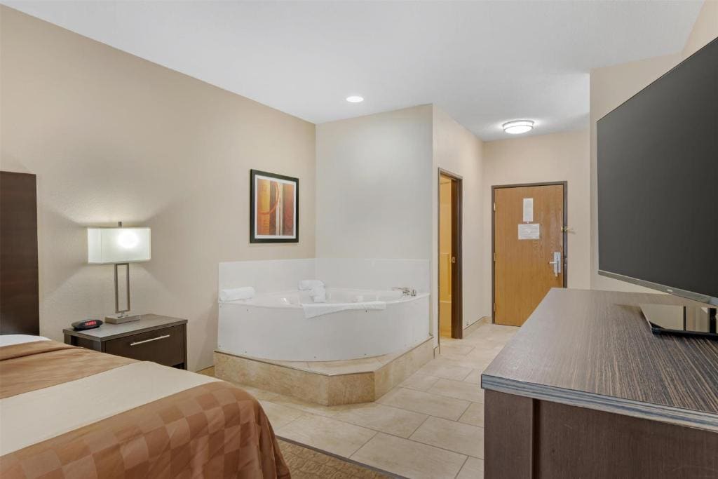 King Suite with Spa Bath - Non-Smoking room - Image 3