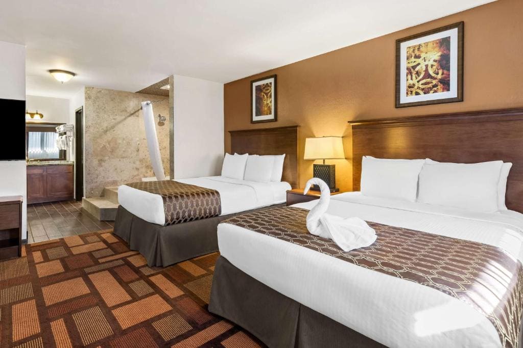 Queen Room with Two Queen Beds - Pool View room - Image 3