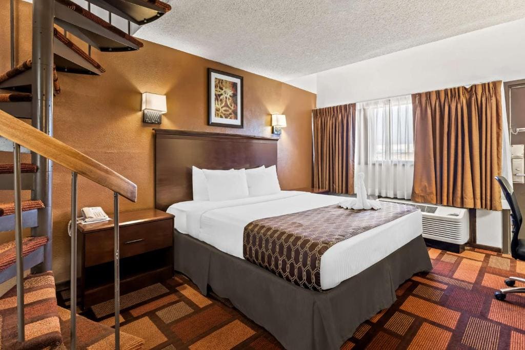 King Suite with Garden Tub room - Image 1