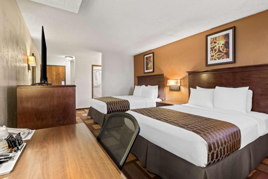 Queen Room with Two Queen Beds - Pool View room - Image 1