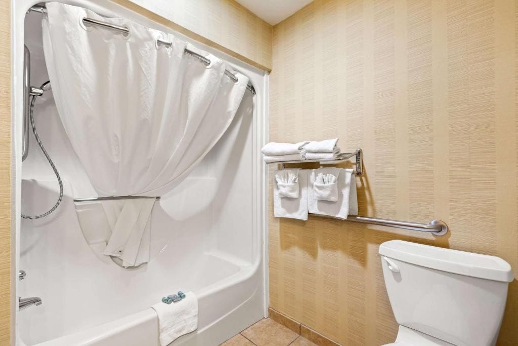Queen Room - Non-Smoking room - Image 3