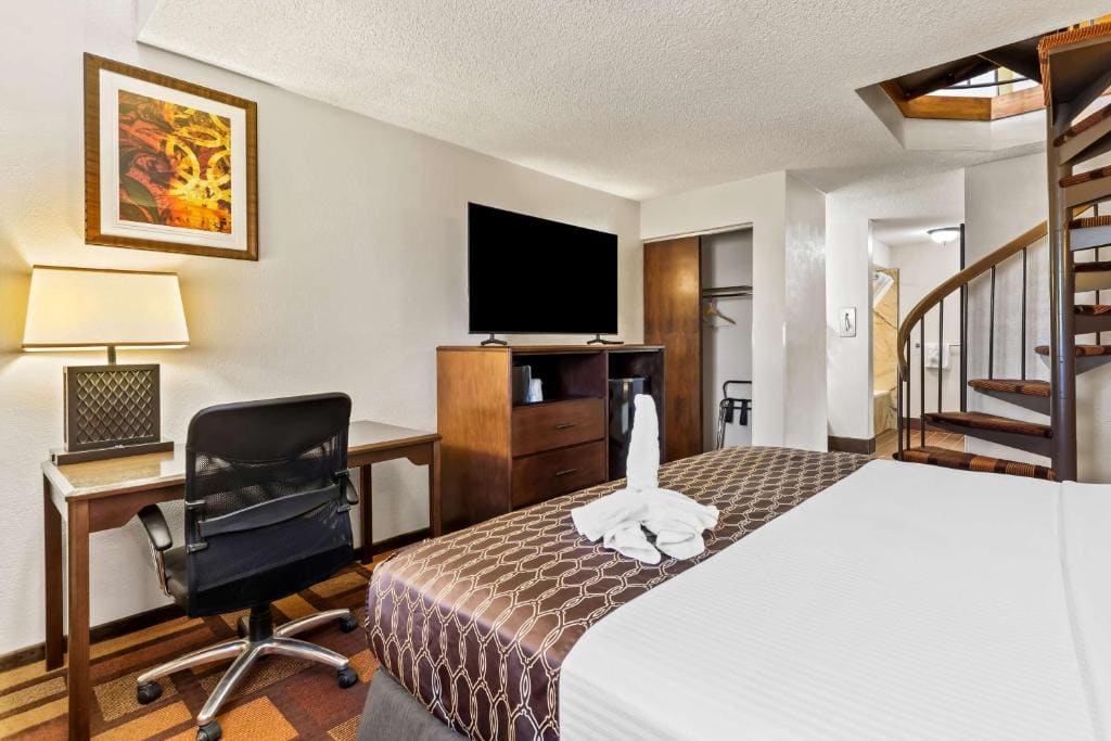 King Suite with Garden Tub room - Image 2