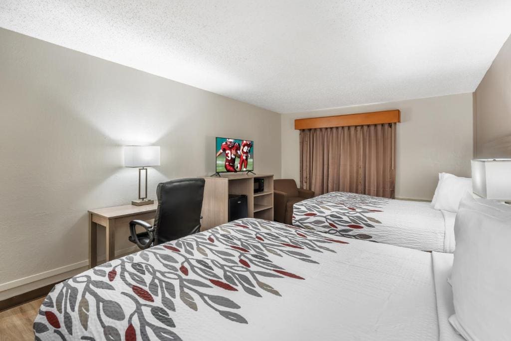 Deluxe Room with Two Queen Beds Smoking room - Image 1