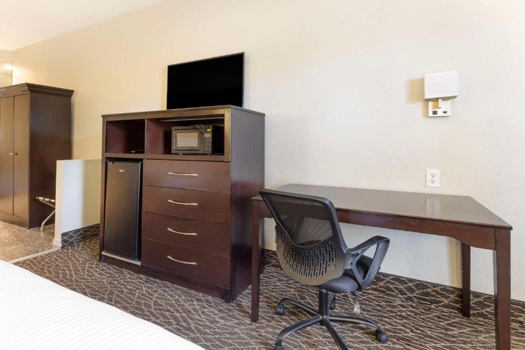 King Suite with Sofa Bed and Spa Bath - Non Smoking room - Image 2