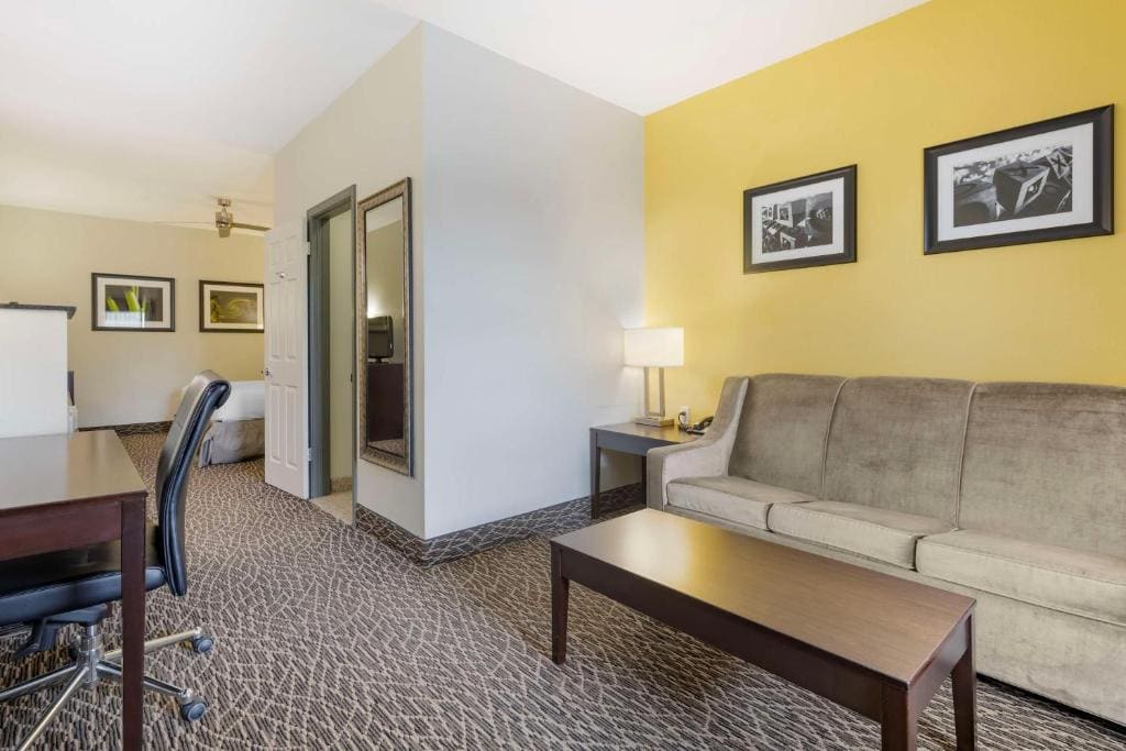 King Suite with Sofa Bed - Non Smoking room - Image 3