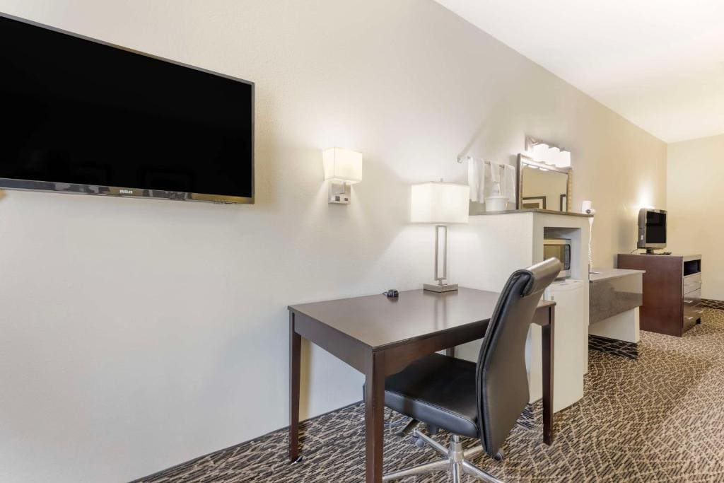 King Suite with Sofa Bed - Non Smoking room - Image 2