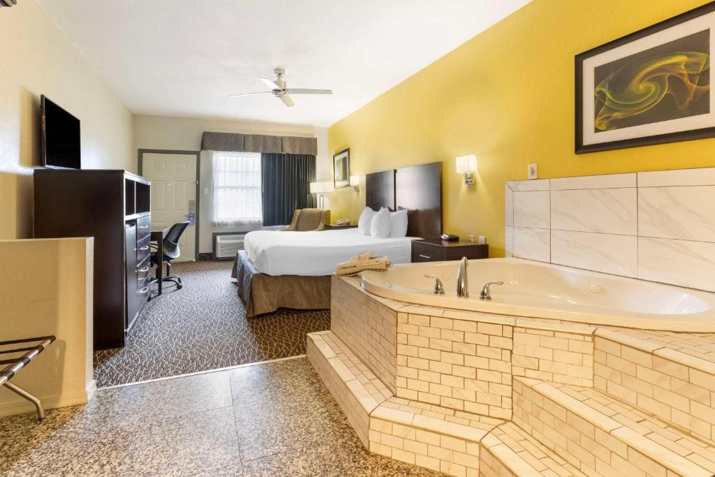 King Suite with Sofa Bed and Spa Bath - Non Smoking room - Image 3
